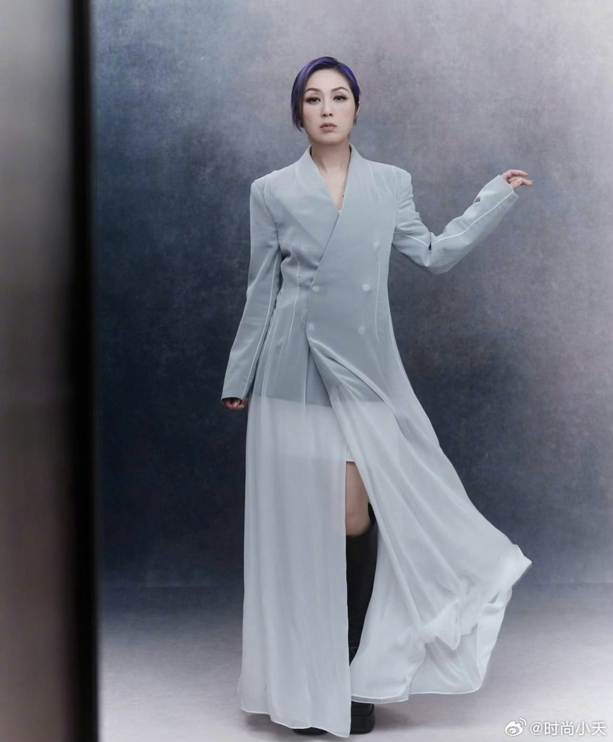 #杨千嬅谢谢大家喜欢香港电影##杨千嬅感谢大家通过香港电影认识她# 演唱会上她认真地说谢谢香港电影的时候，台下很多人应该都想起自己是从哪部电影开始认识她的。 ​