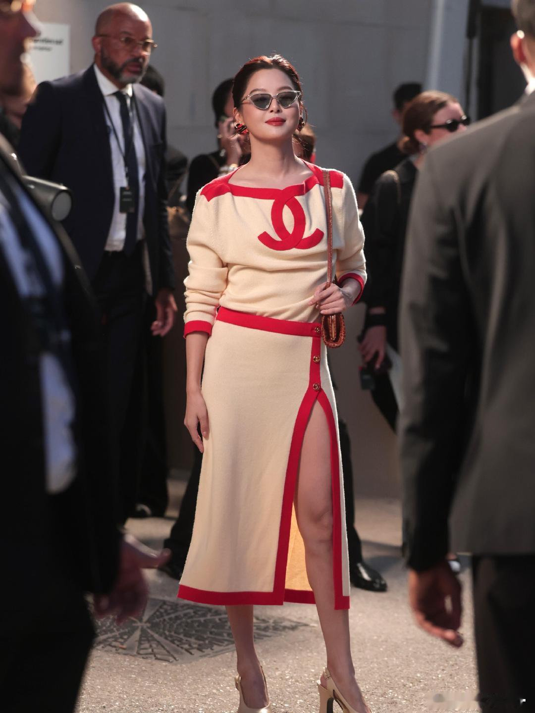 #香奈儿大秀# 王一博、妮可基德曼顶级星光齐聚Chanel春夏大秀，Chanel春夏大秀观秀嘉宾阵容星光璀璨，作为巴黎时装周收官大秀，汇聚一众全球巨星：王一博、辛芷蕾、妮可·基德曼、Dua Lipa、Rosie Huntington、Cortis安乾镐、《亢奋》Maddy扮演者Alexa Demie、Pedro Pascal等。 
现场媒体G社生图释出：王一博身着2027早春系列报纸印花大衣，帅气依旧；妮可·基德曼携女儿一同亮相，即将60岁的她身材管理绝佳，状态能打；Alexa Demie一身镭射光橘红菱格纹短裙套装，搭配卷发复古红唇，个性腔调拉满；首次亮相香奈儿大秀的安乾镐，清爽少年感十足。#大秀直击##巴黎时装周#