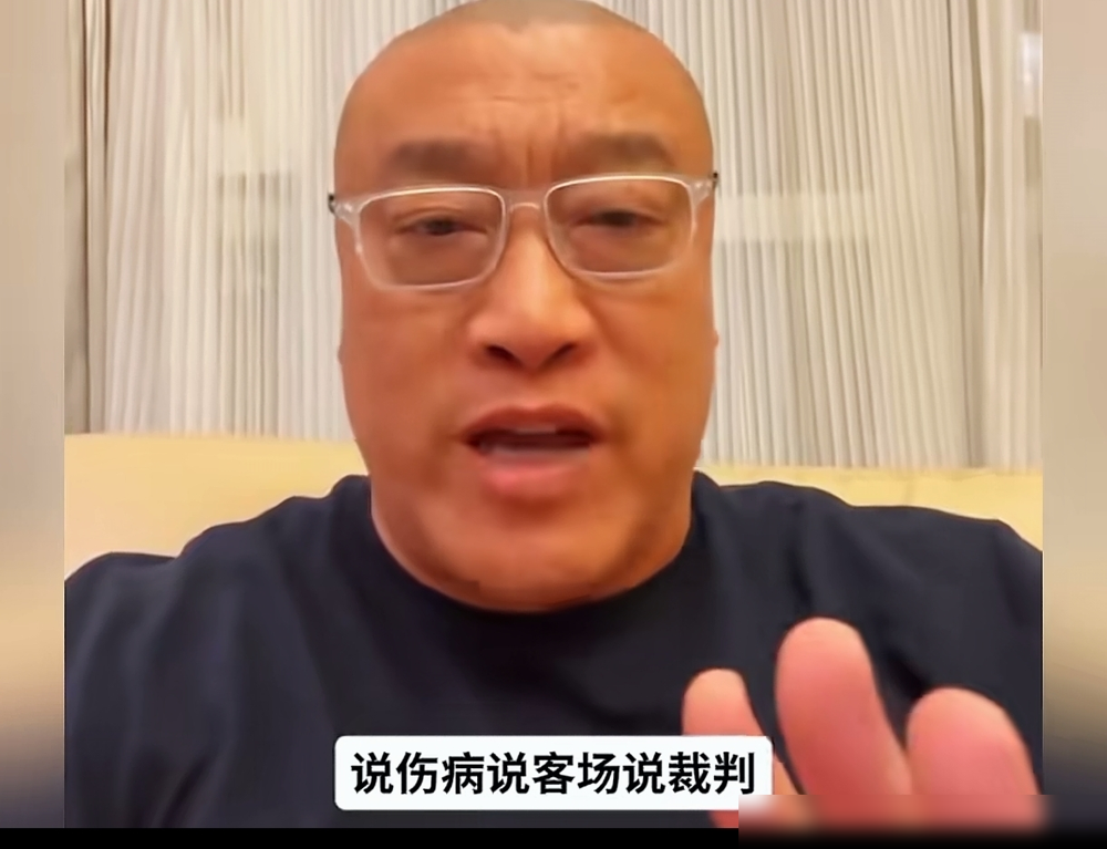 77比97，最多落后35分，输的还是日本二队。
马健出来说了句大实话：没啥好说的，就是技不如人。
这话听着刺耳，但比那些磨合不够、状态起伏的官话强一万倍。人家日本男篮没上八村塁、渡边雄太，靠的就是一套从青训到国家队打通了的体系，谁上来都知道怎么跑、怎么防。
我们呢？换个教练推倒重来，再换个教练