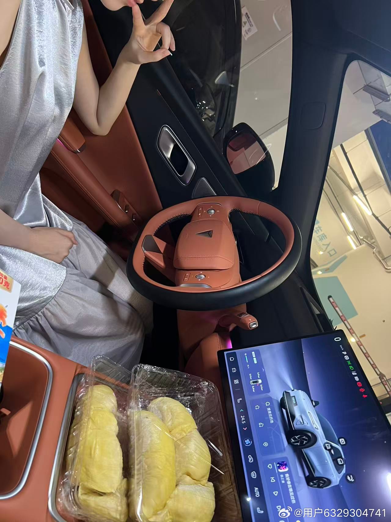 对比了好几台同价位新能源车型，兜兜转转，最后敲定全新深蓝 S05 非激光版，今天终于顺利提车，分享完整选车心得和初体验。
选车的时候我优先考虑家用代步，看重颜值、空间和性价比。对比同级别车型之后发现，S05 溜背外观很戳我，造型简约利落，没有多余花哨设计，日常通勤、周末出游都合适。坐进车内 ​