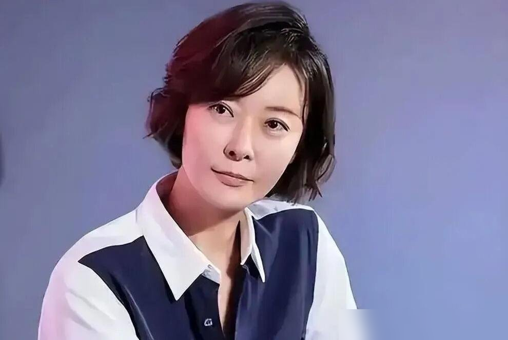 54岁柯蓝蹲在路边擦共享单车把，擦完才骑。旁边一堆人笑她矫情。
2007年她就确诊强直性脊柱炎，这病遗传，犯起来骨头缝像被人拿钢钉往里楔。她爷爷是开国上将，她14岁一个人去加拿大刷盘子当模特，后来做VJ、拍戏，跟李泉好了七年，对方要她回家当全职太太，她扭头走了。
吴大维节目上催她生孩子，她怼回去