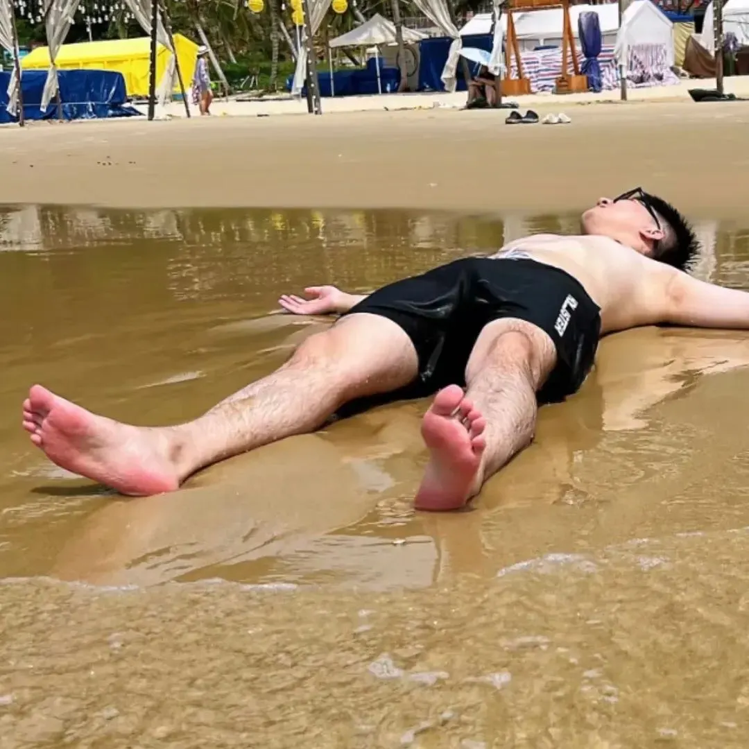 天空的深处贩卖着克莱因蓝的孤独