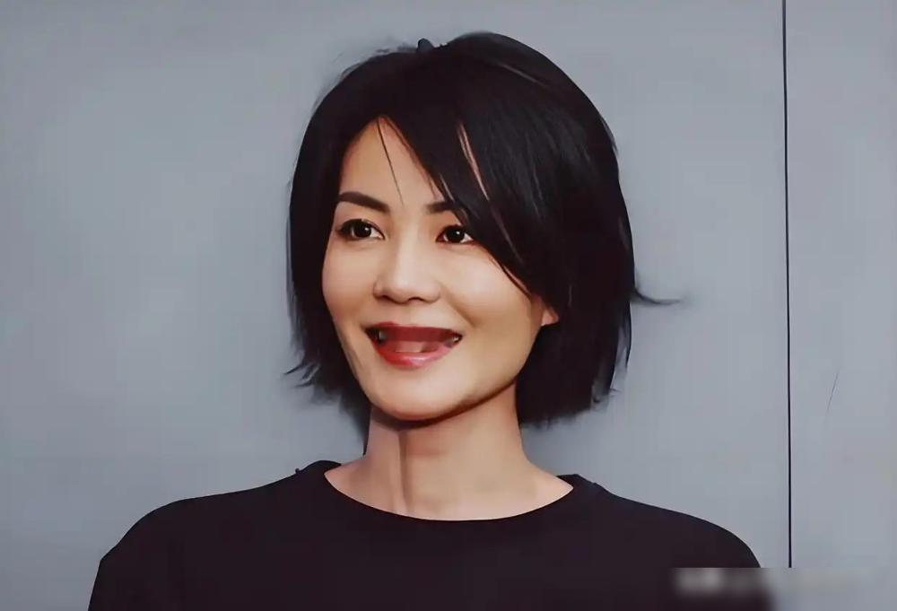 王菲带李嫣去的阿那亚音乐节，出大事了！
王菲认识16年的御用摄影师Ryan，当天喝多失态，对陈粒、欧阳娜娜等多位女性做出搂抱贴身的越界行为。
Ryan事后已经发了道歉，陈粒也出面回应，说都是相识多年的朋友，让大家别过度解读牵连他人。王菲当场察觉不对就尴尬带人走，至今没公开发声，李嫣也没回应网友骂