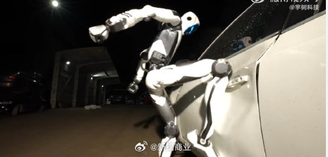 一整套看下来，对比前代 H2 三登春晚以跳舞表演为主，国产人形的动作上限又被自己刷新一遍，确实帅。
#宇树机器人徒手抬汽车##宇树机器人一脚踢凹车门##宇树功夫传奇机器人# ​