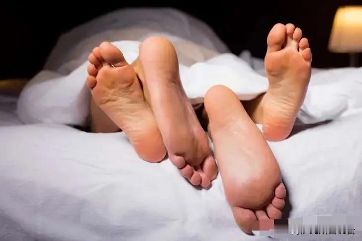 山东潍坊，已婚女子喝酒喝到半夜，而后让情人开车送自己回家，到了家楼下后，与情人在车里发生关系后，这才下车回家。次日凌晨，女子在喝完酒后，又再次联系情人让情人再陪自己喝点，和情人喝完酒回到家门口后，不想回家，拉着情人去了酒店。因为两人都喝多了，到了酒店后，两人啥也没做，便各自睡了。而一觉醒来后，情人去