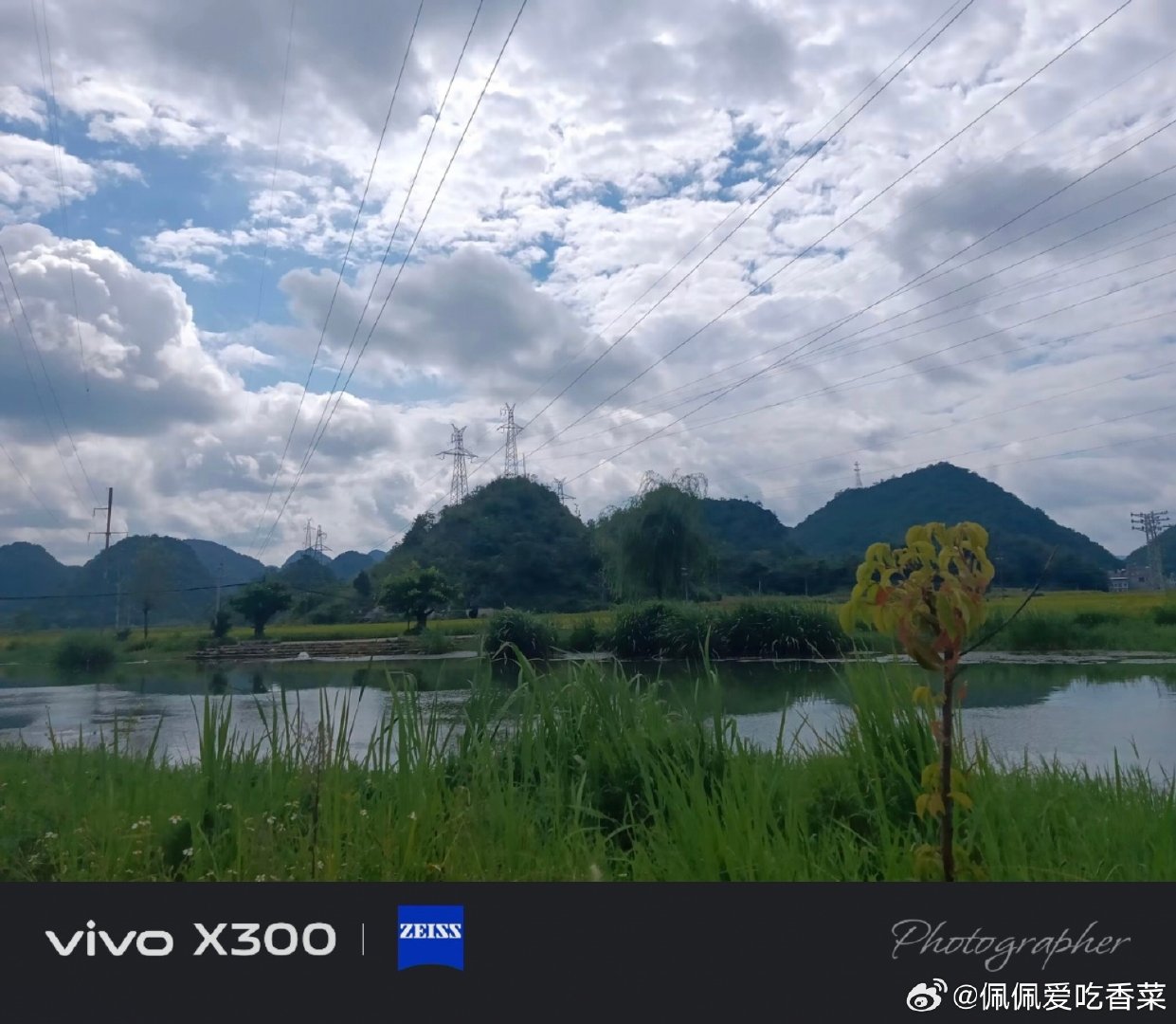 #vivo[超话]##vivo超话# 蓝天白云笼罩着连绵的青山，平静的河水倒映岸边草木，辽阔的乡野风光铺展开来，满眼都是鲜活绿意，让人内心觉得格外舒展。 ​