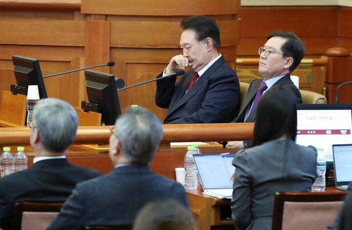 【 根据韩国《公职选举法》，因违反《公职选举法》终审被判处有期徒刑或罚...