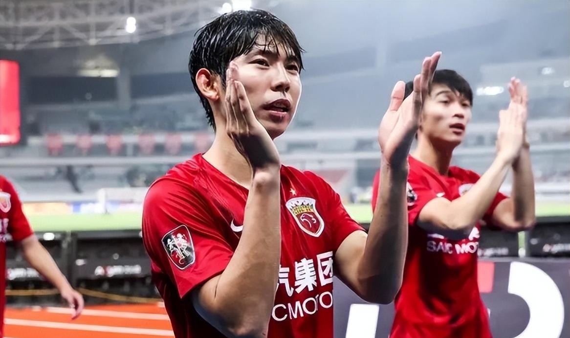 杨世元2019年被佩雷拉叫作“天上掉下的馅饼”，32岁这年，一篇自媒体文章用“小编个人观点”把他送去了保级队。
2026赛季中超，杨世元出场3次，0次首发，场均16分钟，0进球0助攻。上海德比第75分钟他被换上场，第87分钟左右因脑震荡被换下，海港当场折损四名球员。中国足协四天后发布说明，脑震荡换人