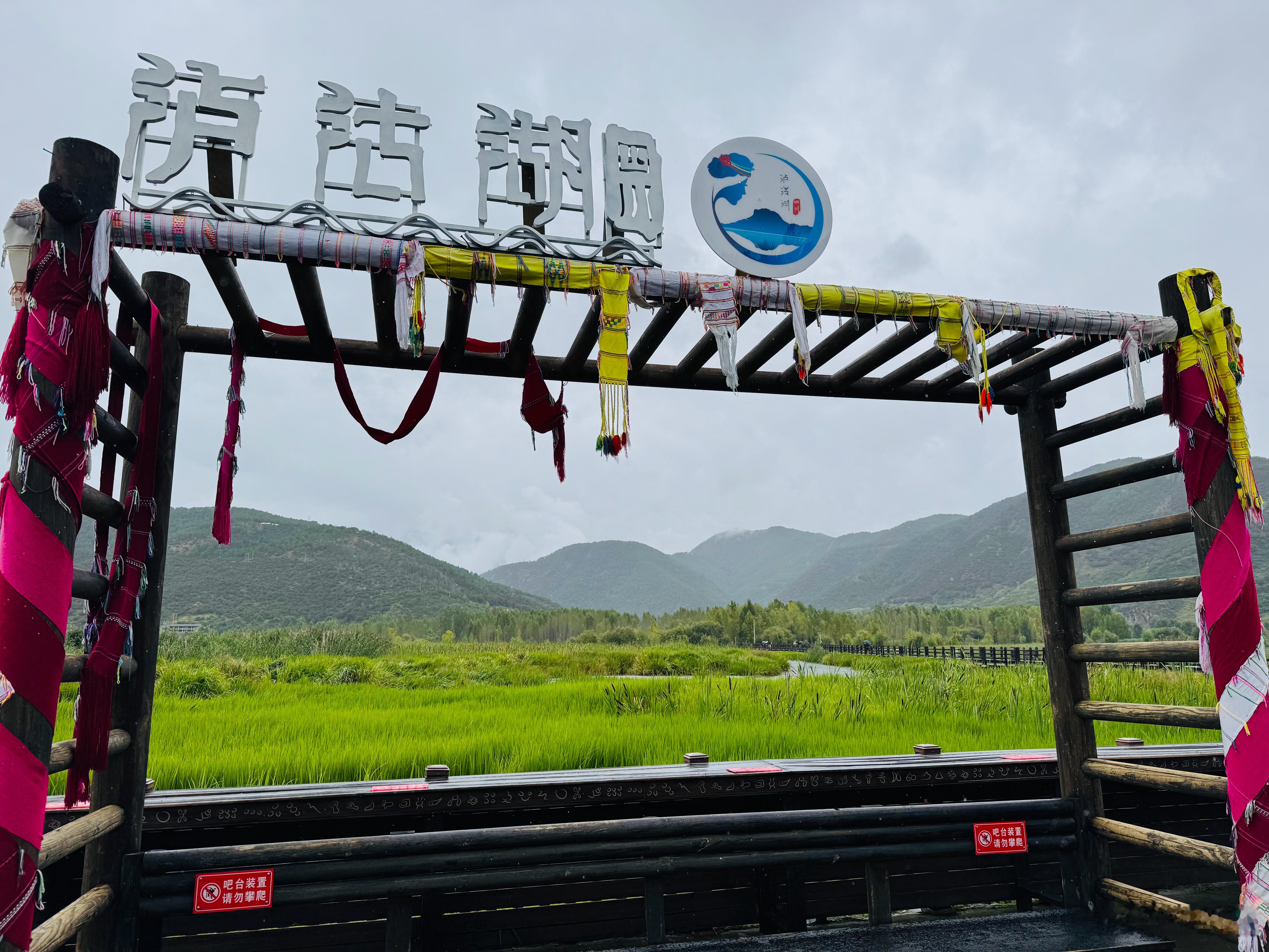 #生活手记#华淦游华夏（1478）

          27号傍晚到入夜，都在独克宗古城游览。众多游人在“这里缺氧，但不缺信仰”的旅招前拍照打卡。我在这块牌牌边却想到了少林寺，想起了原来住在布达拉宫的人。

        诚然，更曾想起也住过布宫，却在500多年前消失的苍央嘉措写过的诗：

        那一世 ，转 ​