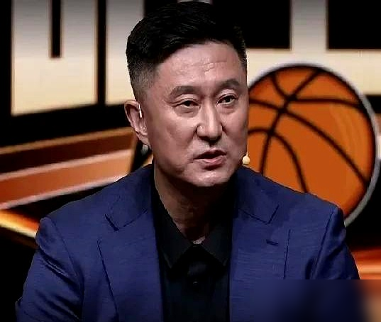 杜锋在咪咕解说席上，直接把话挑明了：教练在一个岗位待太久，不一定是好事。
他拿自己和杨鸣举例，说换个外教来对比一下，就知道本土教练是怎么带队的了。杨毅在旁边补了一句原来我们拥有过这么好的教练，杜锋回了一个字：对。
杨鸣倒是没顺着话茬往下接，只说本土教练要兼顾的杂事太多，外教在跟外援沟通上确实占便