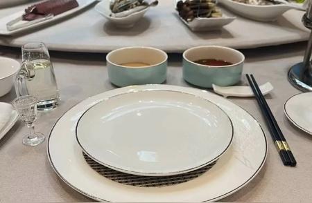 啥叫人情世故 第一步，不得罪人，没人欺负你，不被套 话。就算合格。 第...