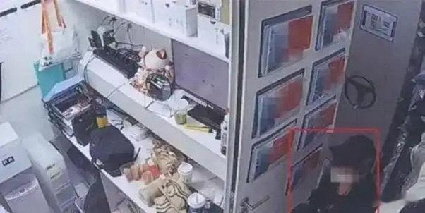 【#上海女导购薅了公司72万余元##上海一服装导购两年偷卖门店衣物#】
近日，上海虹口区检察院通报，某知名服装品牌兼职导购沈某某在两年多时间里，利用职务便利夹带门店商品离店并对外出售，销售金额达72万余元。
8月6日，虹口区法院以职务侵占罪判处沈某某有期徒刑两年，缓刑两年，并处罚金15万元。
2 ​
