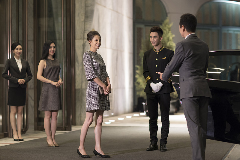 婚外情里有个“魔咒”：靠背叛抢来的人，早晚也会背叛你
最近网上有个说法特别火，说“出轨这事儿有个邪门的规矩”，看完不少人直呼后背发凉。简单说就是：靠背叛得来的感情，多半也会被背叛毁掉。这可不是什么玄学诅咒，而是扎扎实实的人性规律。

咱们拆开来看。先说第一点，能一起突破底线、背着原配走到一起的两个人