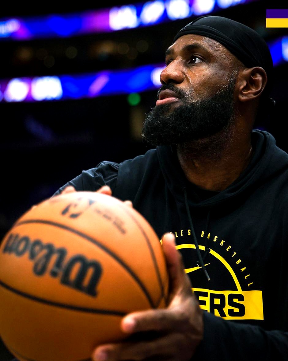 赢球了，核心却一脸尴尬，这事儿挺有意思。    火箭队季后赛1-3落后...