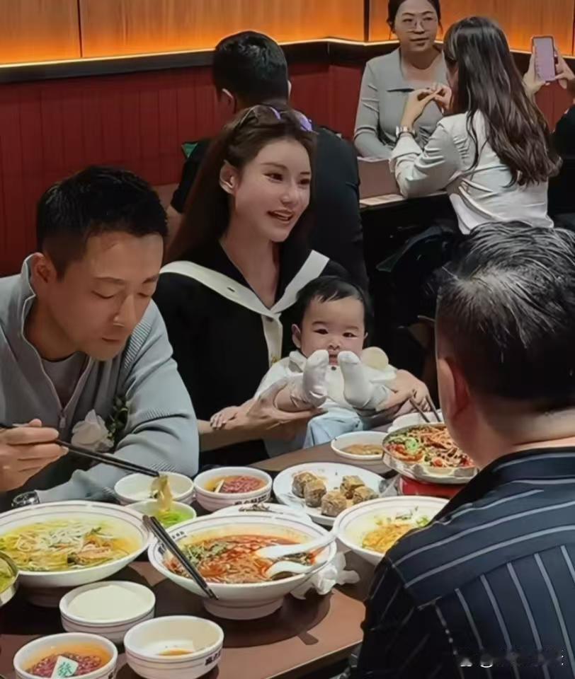 45岁汪小菲携妻子马筱梅现身北京怀柔餐馆吃饭！一家三口同框氛围感直接拉满，幸福都快要溢出屏幕！还没满一岁的小汪宝，圆滚滚肉嘟嘟，一笑瞬间萌化所有人，可爱到爆表！夫妻俩安静陪娃用餐，画面温馨感爆棚，妥妥的幸福一家人！ ​