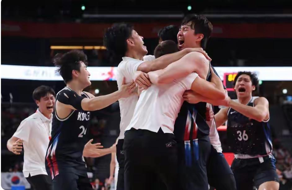 亚运会:韩国男篮夺冠，中国男篮第四
亚运会男篮决赛结束，最终韩国67:57击败日本夺冠，队中明星李贤重27分18篮板，中国队70:79输给伊朗
关注点不完全是韩国夺冠，中国第四，而是韩国为啥能夺冠，因为不夺冠，球员服兵役，有政策刺激啊，球员都很拼命，反观中国队无欲无求，输给日本，很不情愿的想法是那就