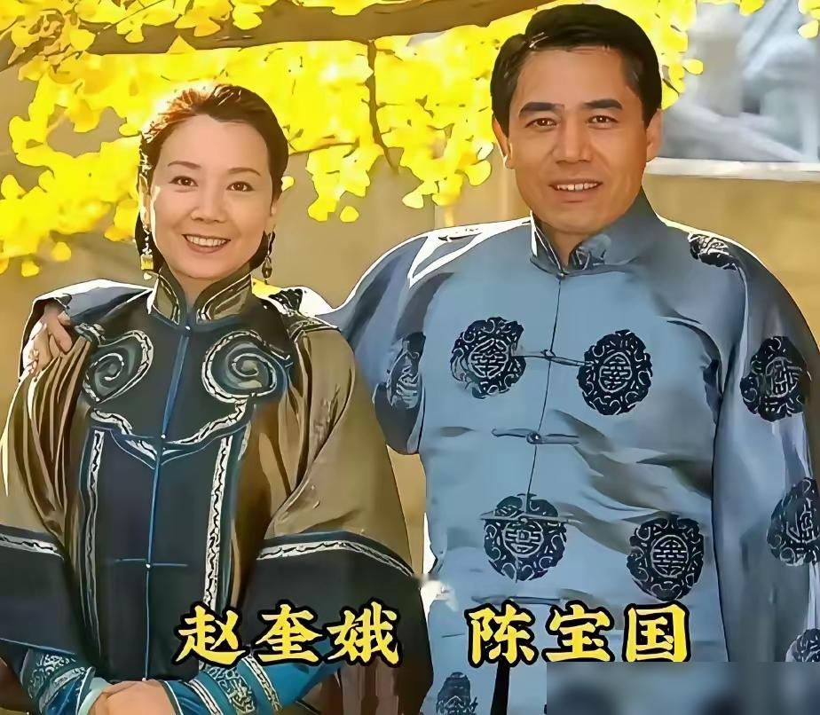 李雪健双耳彻底失聪了，于海丹就坐在他旁边，一个字一个字敲进转写器。
1983年结婚，一顿饭，几张照片。那时候李雪健还是个跑龙套的，于海丹是空政话剧团的正经演员。她倒追的他，就因为在剧组看见这人天天给人搬电扇、熬绿豆汤。
婚后于海丹直接退圈，把家管成项目部。李雪健每部戏她都看，帮着抠角色。2000