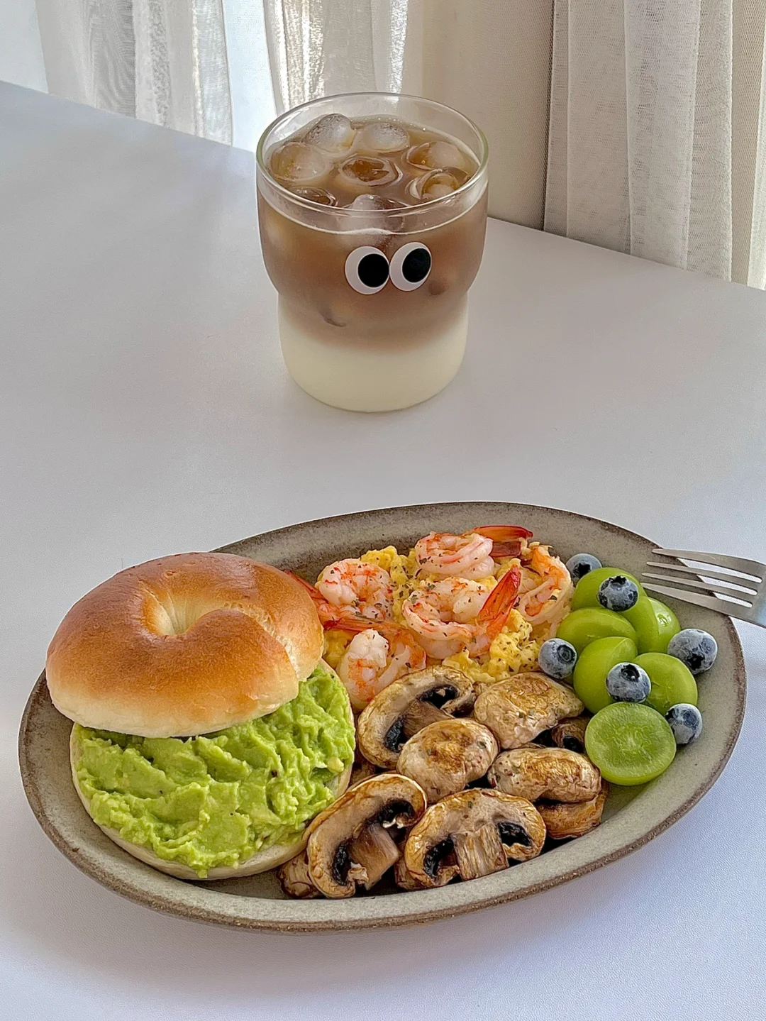 ☀️工作日早餐｜牛油果贝果虾仁滑蛋早餐盘😋