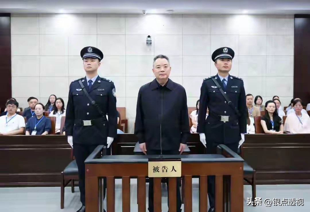 宋朝华，因受贿罪被判处死刑，缓期二年执行，算是罪有应得。

1993年至2025年，长达32年，他非法收受财物合计1.48亿余元，年均400多万，也真是贪得无厌！