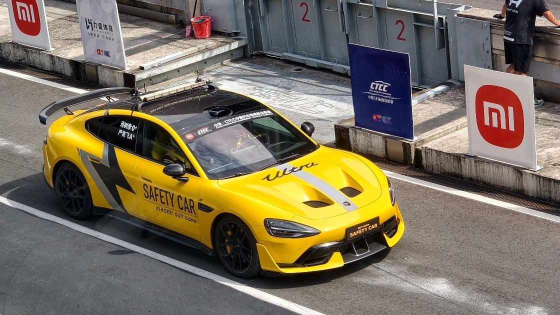 中国品牌性能车，小米 SU7 Ultra和小米 YU7 GT能做为赛事的安全车，医疗车，足以说明其优秀，至少性能表现已经顶级水平  ​