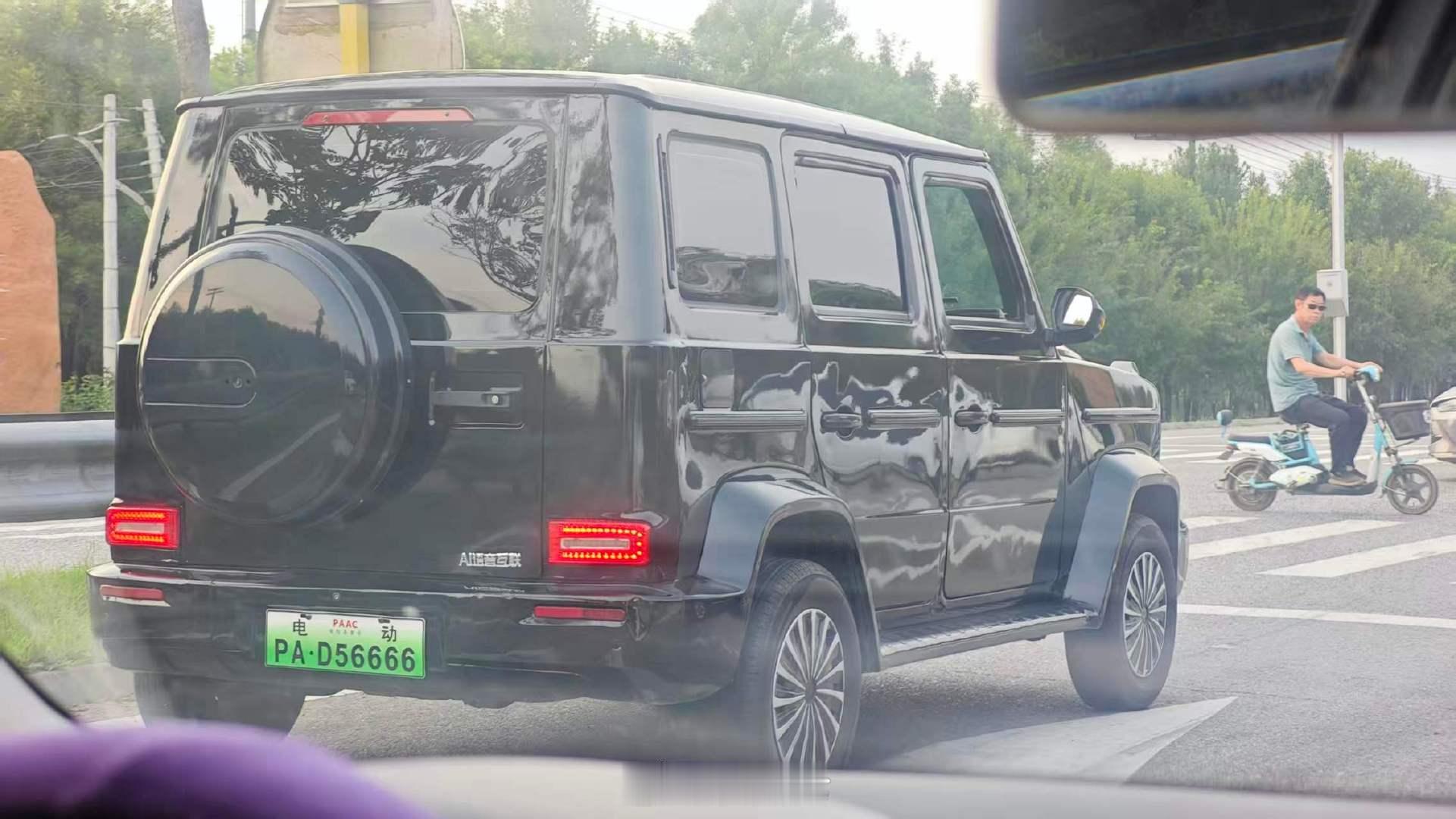 我姐们儿问我这是电动大G么[允悲]

我说我也不知道是啥 但是这肯定不是G

哈哈哈 还挺唬人 ​