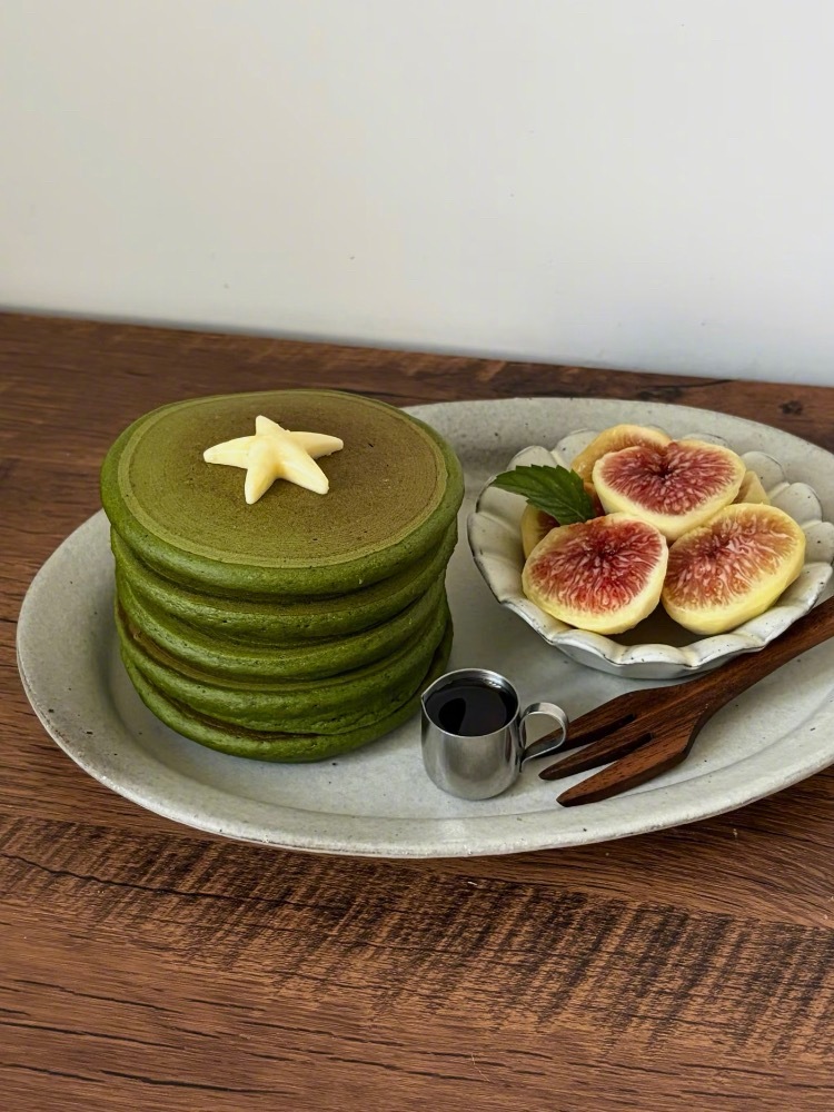 松饼日🥞𐂐 ჻隔几天就想念这一口香香软软的松饼淡淡的清甜带着抹茶清香，一口下去真的太治愈啦～ ​​​