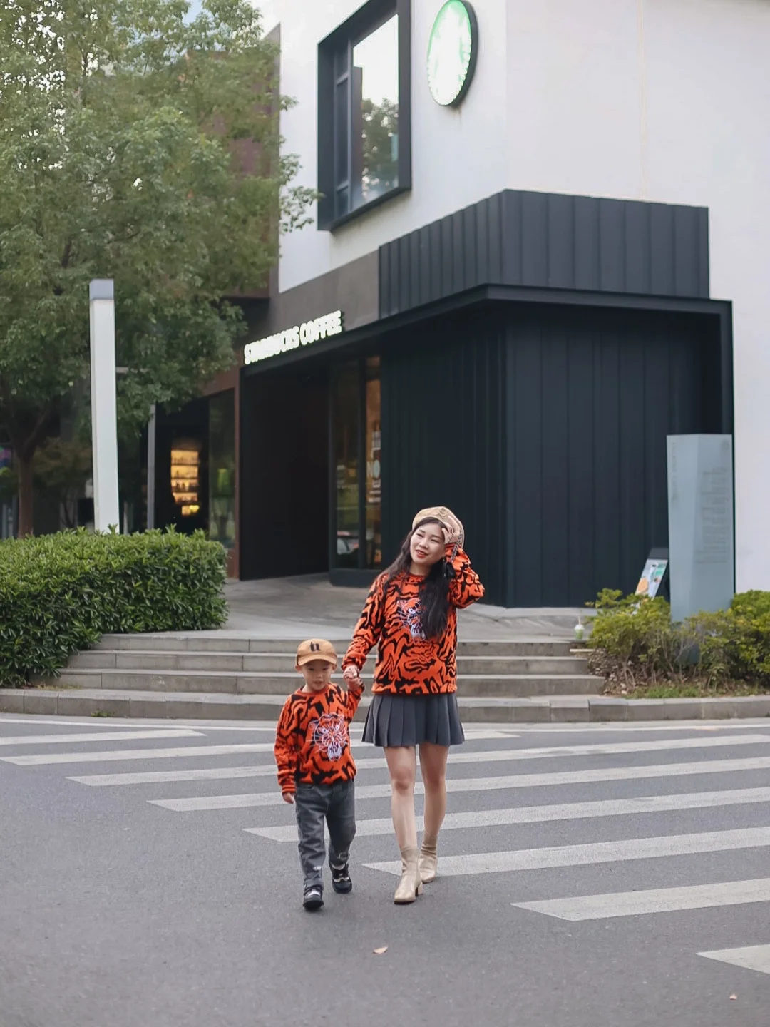 辣妈萌娃组合出街，今天又是亲子穿搭的一天