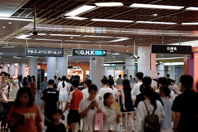 【中秋假期，广州地铁运客2605.9万人次】中秋假期3天（9月25日至9月27日），广州地铁总客流达2605.9万人次，日均客运量为868.6万人次。同期，广州地铁所辖6条城际铁路累计发送旅客67.3万人次，广州有轨电车（含海珠有轨1号线、黄埔有轨1和2号线）共安全运送乘客7.6万人次。据不完全统计，中秋节期间仅 ​