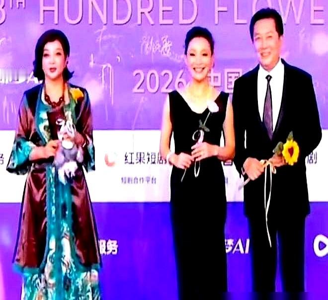 唐国强径直走向陈冲，两人快步往外走。旁边的刘晓庆还留在台上。

这场活动把《小花》剧组又聚到了一块。内场里，陈冲和刘晓庆挨着坐，还一起唱了首《绒花》。

看着挺热闹。可一到散场，肢体语言就藏不住了。

45年前拍戏那会儿，刘晓庆脚扭了，唐国强可是背着她走过山路的。交情曾经实打实摆在那。

如今同台，