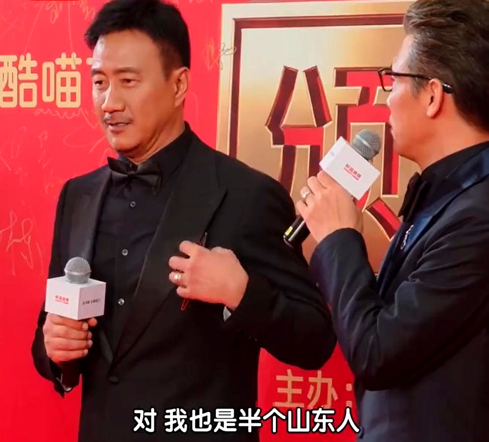 大家都以为娱乐圈是东北人的天下，其实顺着家谱往上扒，大半个内娱都得回山东老家认亲
 

胡军一口地道京味儿，生在北京长在北京，亲妈却是济南人
 

李乃文演活了天津卫的市井气，一张嘴就是曲艺味，母亲其实来自烟台
 

别看这些老戏骨顶着京津的招牌，骨子里全流着山东的血
 

东北艺人确实声势浩大，辽