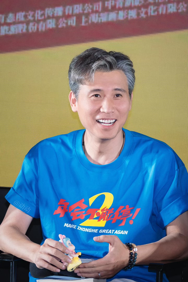 #疑似李乃文一家三口同框#网传画面里几人全程用日语交流，用餐氛围自在闲适，看起来是轻松的家庭小聚 ​