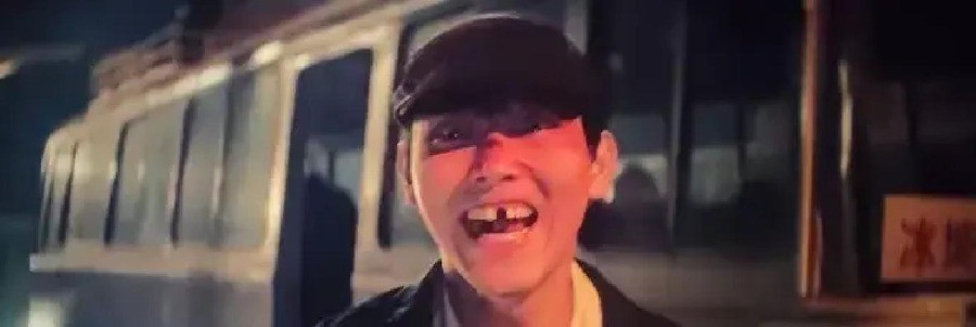 陈凯歌捧了十几年没捧红，陈飞宇演了十年戏被嘲“靠爹”，陈思诚一部警匪片让他三天连上14个热搜彻底翻身。
国庆档票房冠军《神探之痕迹》上映前，没人把陈飞宇当回事。一个被父亲陈凯歌用顶级资源喂养了十几年的星二代，观众早就默认他是来“刷脸”的。可电影一上映，全网讨论最多的不是张译的稳，不是马丽的突破，而是