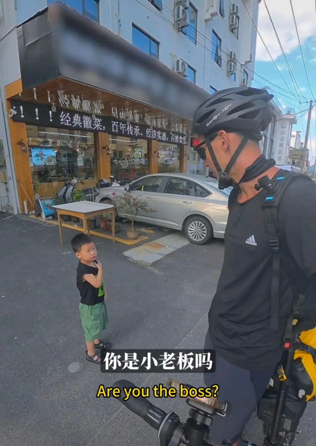 8岁藏族女孩主动赶牛让路，爽朗笑容获数十万网友点赞

近期这段刷遍网络的川西偶遇片段，让藏区孩童最鲜活的生命力直抵大众心底。

意外改道撞见暖心瞬间
成都货车司机曾先生送货去松潘，原定路线遇塌方只能绕行红原麦洼乡，半路被散放的牛群挡住通行。正在帮家里转场搬家的8岁女孩赞拉，看见车上飘着国旗，立刻跑上