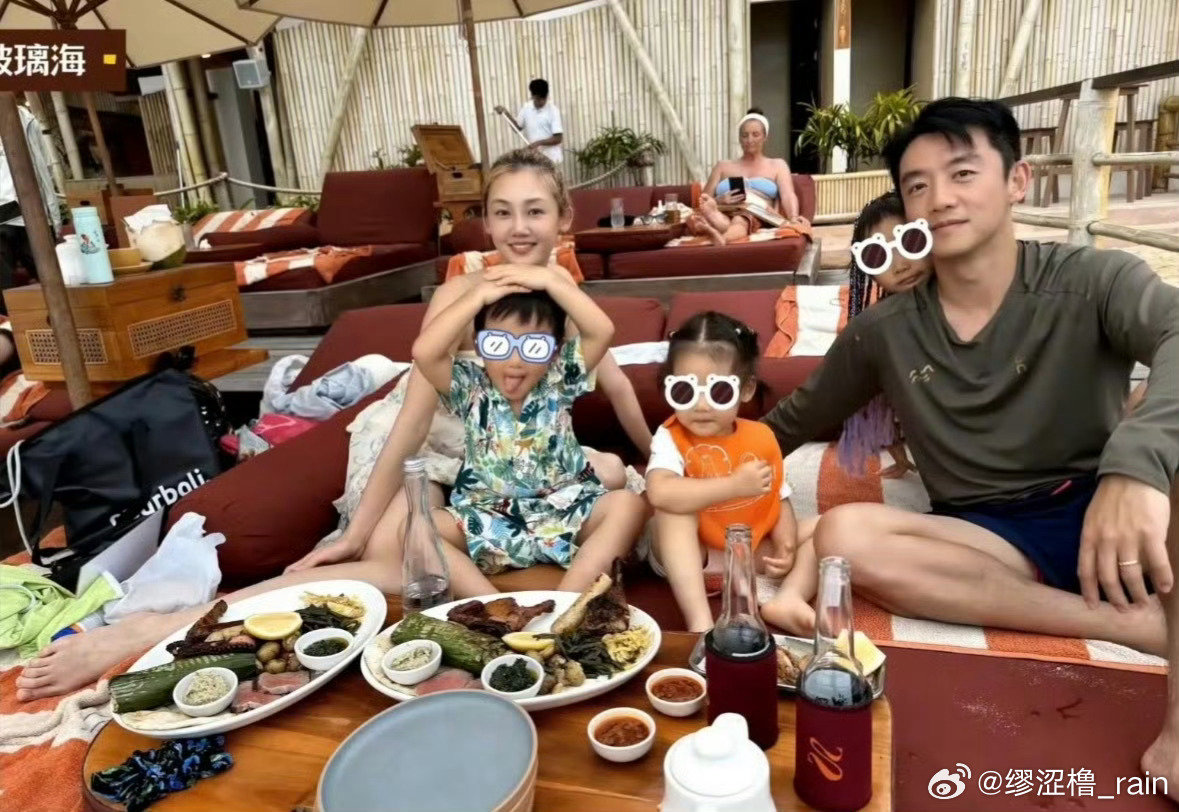 #郑恺苗苗在加拿大租了一个月房子#
郑恺苗苗放下工作，带娃赴温哥华参加夏令营，租别墅陪读一月，全程亲力亲为，陪伴孩子感受海外环境，一家四口的温馨日常满是幸福。 ​
