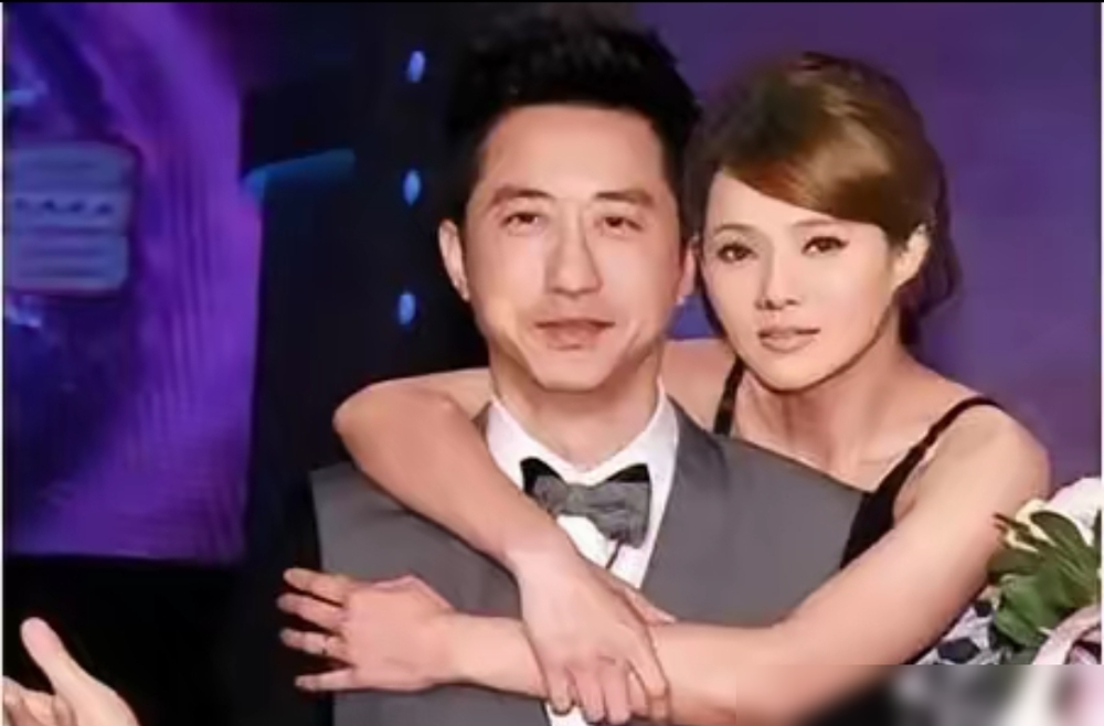 庾澄庆摔了杯子走人，就因为张宇说了一句你老婆最近有点诡异。
2008年11月21日，一场私下酒局，张宇把庾澄庆拉到一边，话很直：伊能静在内地拍戏，经常不接电话，圈里风言风语不少，你得当心。庾澄庆当场翻脸，觉得对方在侮辱他老婆，摔了筷子就走，之后直接绝交。
结果一周前伊能静和黄维德的牵手照已经拍完