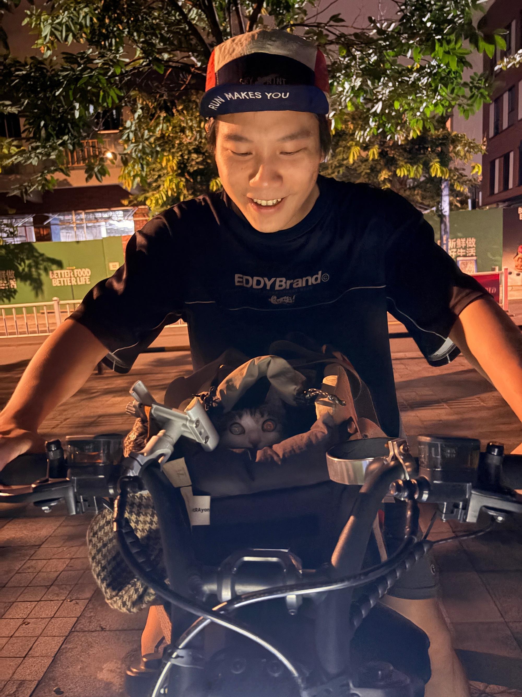 · 一家三口到楼下放风 有幽闭恐惧症的烹全程眼睛圆嘟嘟盯着外面  · ...