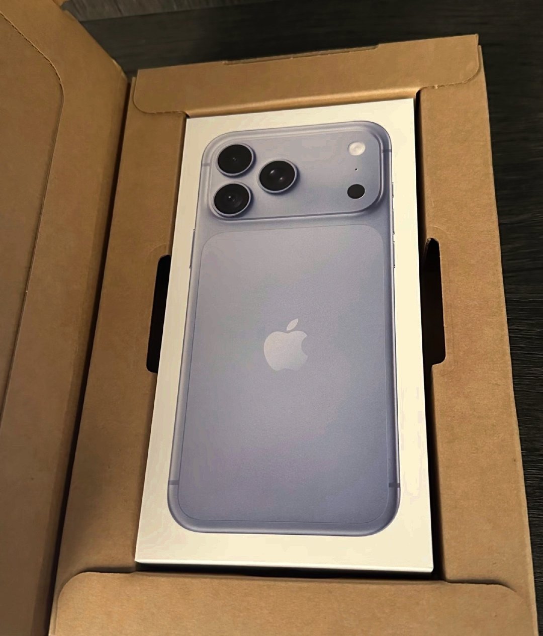 #iPhoneDuo包装盒没塑封膜#所有苹果产品基本都没有塑封，iPhone这么多年一直没有，都是一次性防拆封条，既可以防止后封机，又环保。 ​