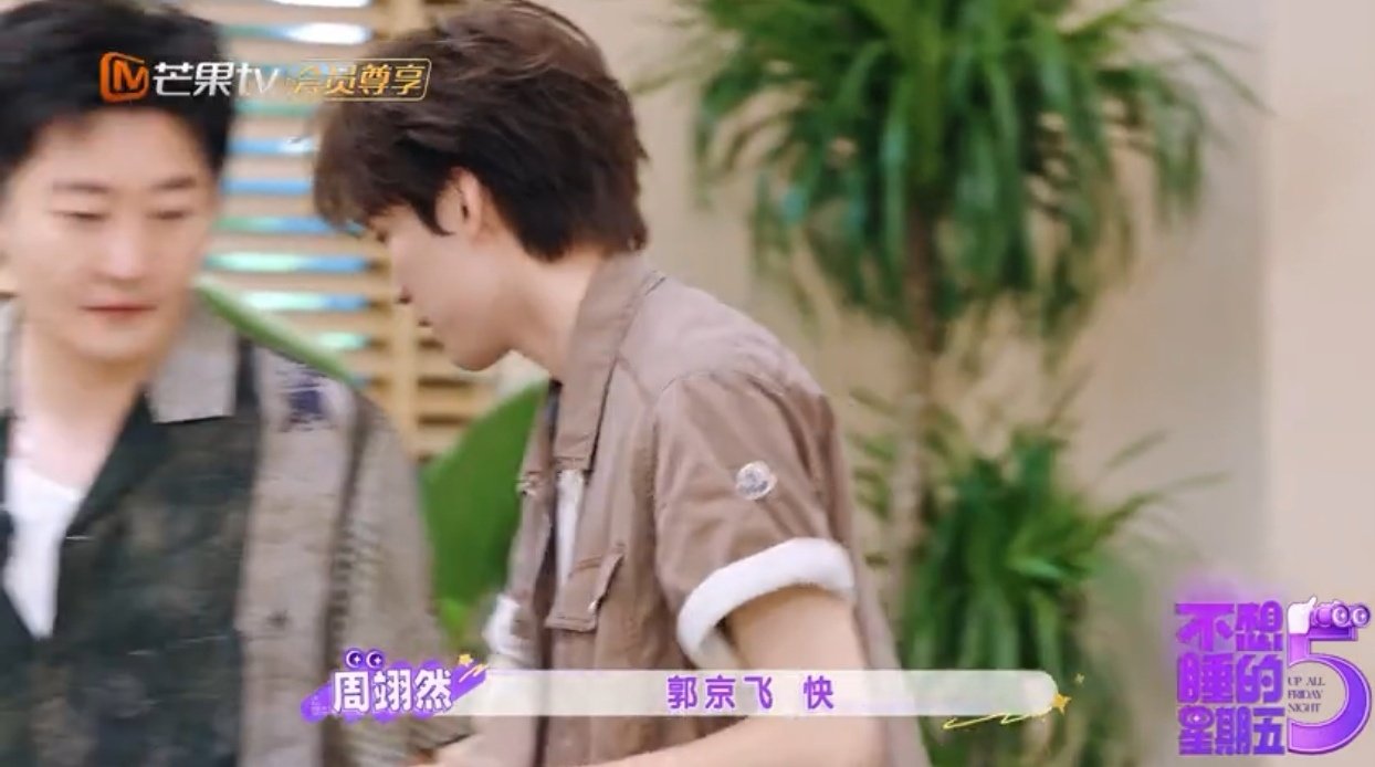 #唐艺昕两手一摊开始耍赖##不想睡的星期五# 不想睡的星期五，唐艺昕两手一摊耍赖，温柔的人耍起赖来也格外软萌。 ​