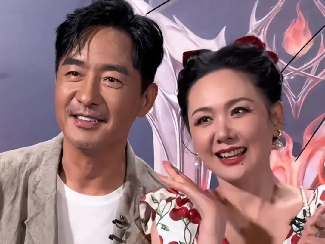 娱乐圈里那些挤破头去上竞演综艺的明星，哪个不是把想赢想翻红的心思写在脸上，偏偏到了郭晓东这两口子身上画风突变

人家在那边疯狂卷唱跳卷高音，郭晓东倒好，直接在《披荆斩棘2026》的初舞台上整了个复古大趴体

一首充满年代感的《梅兰梅兰我爱你》硬是让他玩出了花

指望老实人炫技飙高音根本不可能，他就是