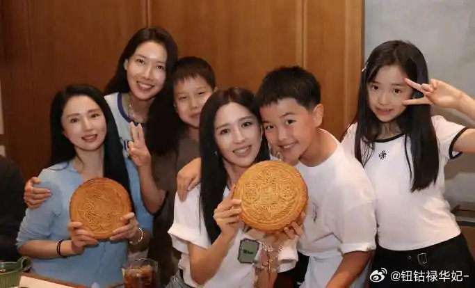 佟丽娅与董璇高露同框画面养眼，朵朵小酒窝氛围感十足，好似韩剧男女主 ​
