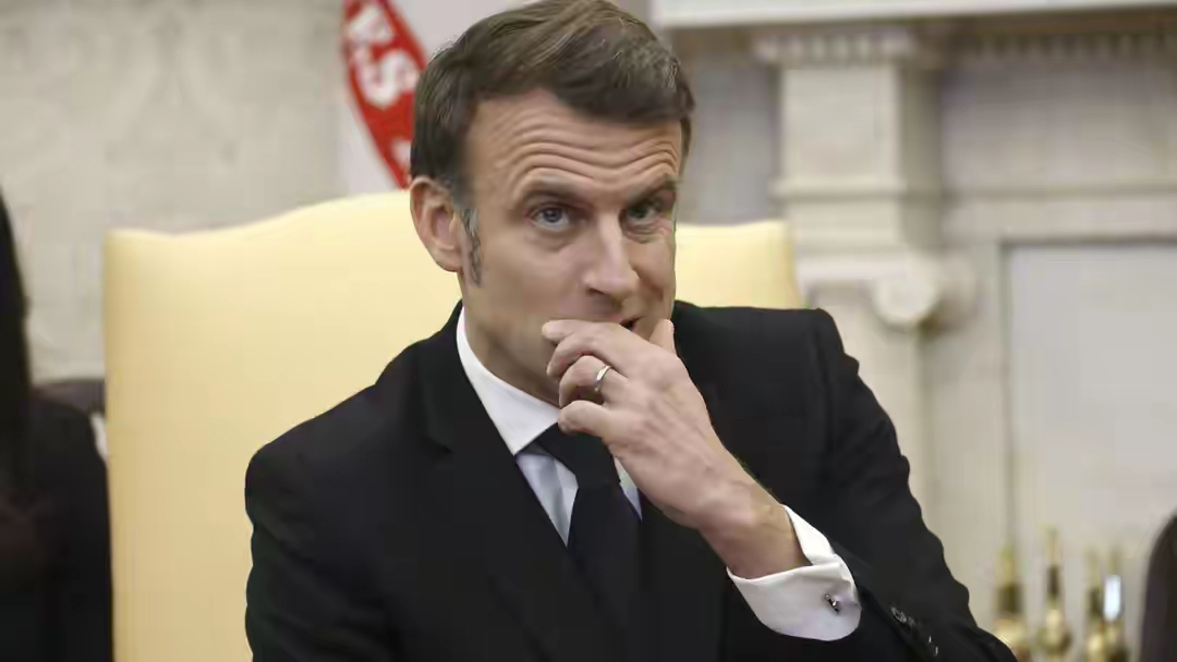 对法国而言，搞这个新法，就是马克龙下台之前留下点政治遗产，归还非洲文物是修补殖民历史、拉拢非洲国家的外交筹码，中国被抢走的文物不过是正好处在“1815年至1972年”这个笼统的时间框里。
