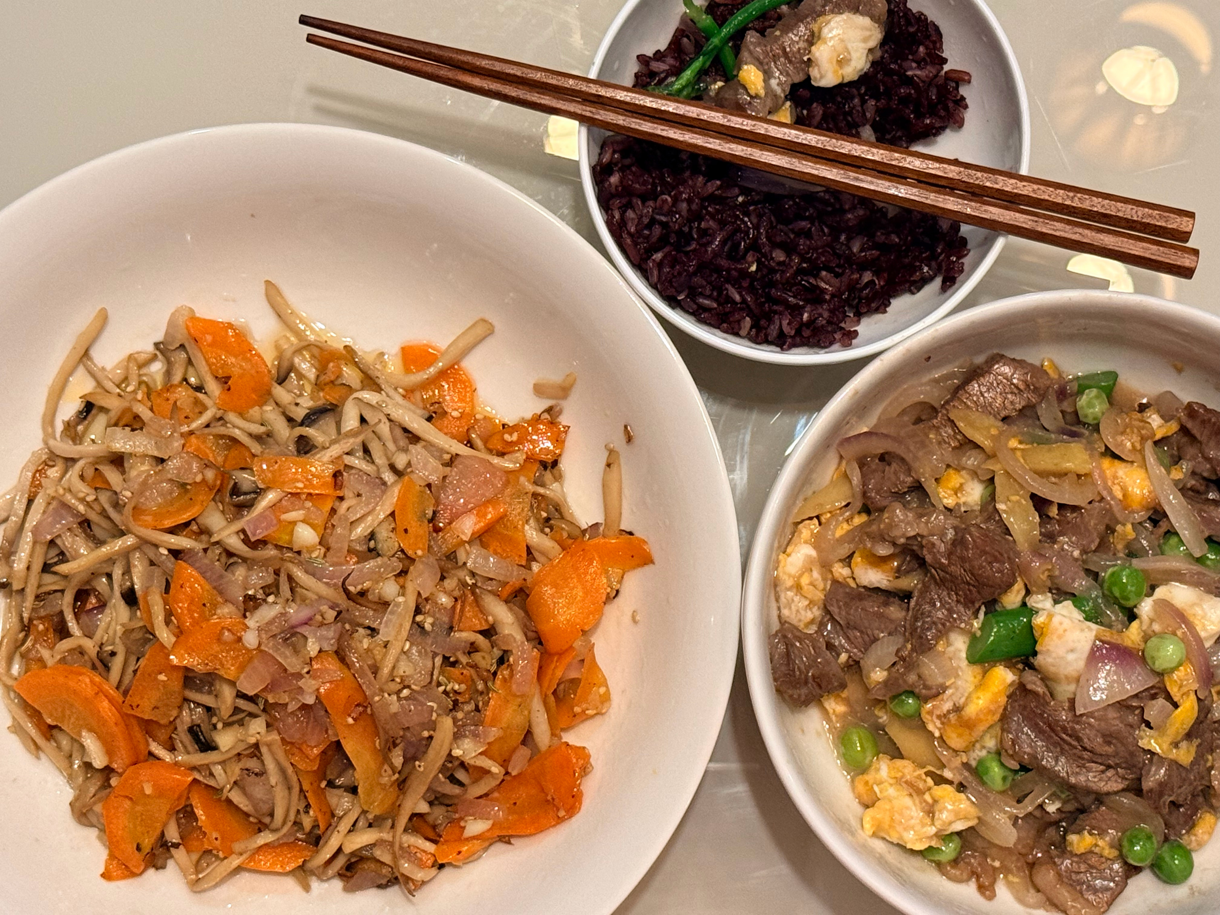 平时难得花大块的时间来做饭，放假终于有时间啦～

图 1 左边是杏鲍菇丝+胡萝卜片（偷懒没切丝儿）+洋葱粒，最后撒点芝麻粒

右边是山姆的牛肉腌好，先炒蛋，盛出；再炒牛肉，盛出；再炒素菜（洋葱丝+山姆的甜杆西兰花+豌豆）；再一块儿炒；可惜腌牛肉丝淀粉给多了点，也没啥辣味😅

不过，颜色都挺 ​