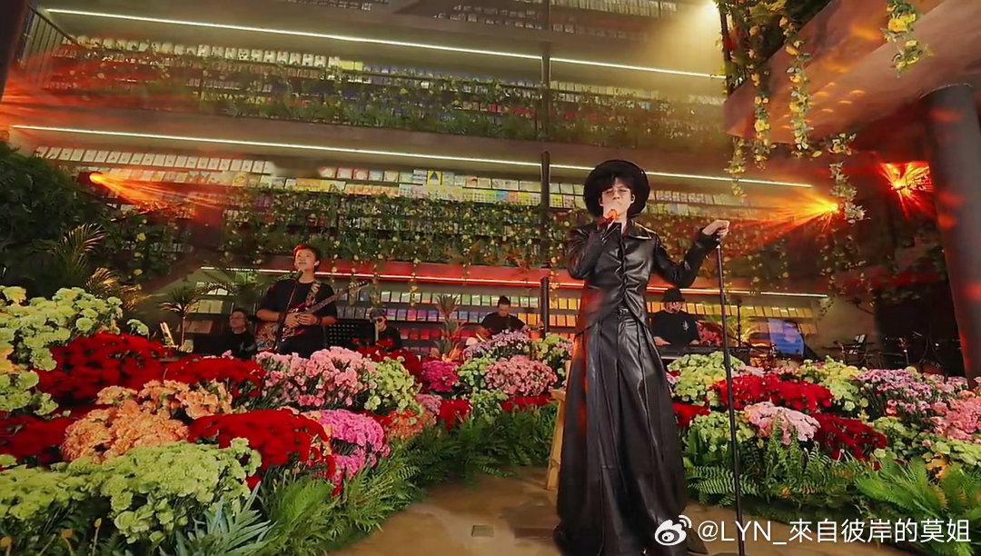 #摩登兄弟[超话]# #刘宇宁康乃馨音乐节7.0# #刘宇宁直播# #刘宇宁三节合一线上直播免费开唱# #孙红雷空降刘宇宁直播间#  不枉费我跨越地球🌍的这一端，凌晨四点按闹钟⏰起床，全程2.5小时的云端演唱会，康乃馨7.0、前二天消息一放送出来，所有新粉，摩饭，棚姐们全部雀跃不已，毕竟 ​