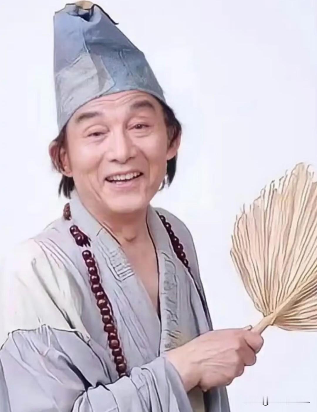 “鞋儿破，帽儿破，世间再无济公。”

当这首传唱甚广、承载着无数美好回忆的熟悉旋律，再次在耳畔缓缓响起的时候，人们心中的思绪瞬间被拉回了那个充满欢笑与感动的年代，内心不由得涌起了无限的不舍与深深的惆怅。

表演艺术家游本昌先生离世的消息传来之后，网络上的不少网友和广大观众都在第一时间表达了内心的不舍