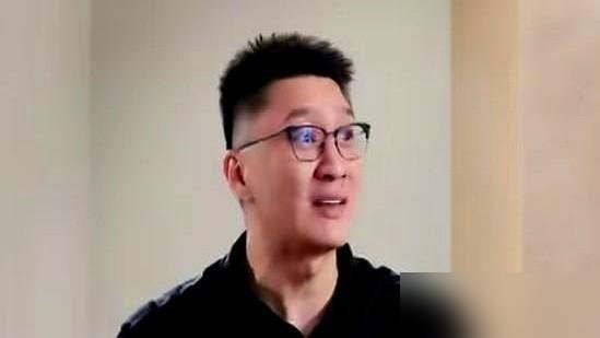 王治郅进FIBA名人堂了，2026年4月柏林办仪式，中国篮球第五个。
你知道他现在干嘛吗？空军五项队副队长，天天带着女篮队员练基本功，一分钱不收。
当年在NBA，他那脚步能把防守人晃得找不着北，现在教韩旭、张子宇，还是那一套：重心压低，先练脚底下。
别的名宿退役当解说、当老板，他穿着军装往训练