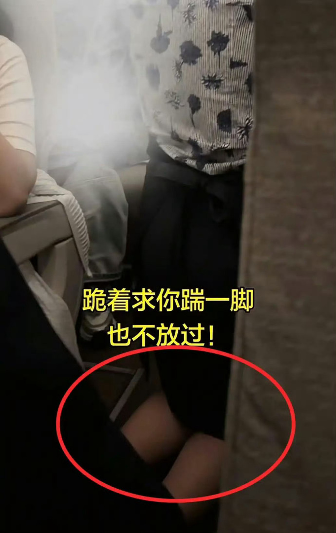 东航空姐因为不小心磕碰到熟睡乘客的手肘，就被要求下跪道歉？ 这事真的假的，东航怎么一直没有调查回应？ 发视频的作者还删除了原视频？！

根据发布视频的网友还原经过，事发当天是928日晚9点多，他乘坐的航班是从合肥到大连，途中空姐推着餐车送饮料，不小心磕碰到一名男子的手肘了，男子并没啥大问题，但是空姐