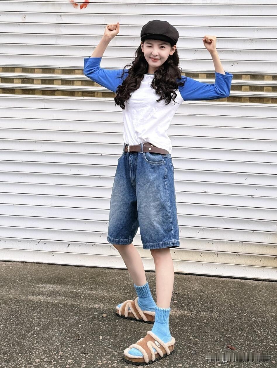 图鉴
每日一星——章若楠 
笑容甜美，性格灵动是内娱少有的甜妹，是很多人心中的女神。