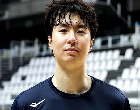 放弃130万美元，只为一份不到14万的非保障合同。
韩国前锋李贤重刚和开拓者签下Exhibit 10，大概率去发展联盟撕裂之城混音队，跟杨瀚森当队友。此前日本B联赛长崎维尔卡给他开过约130万美元保障年薪，折合2亿日元。他没要。
留下打G联赛，算上奖金，上限也不超过14万美元。一边是稳稳的高薪，