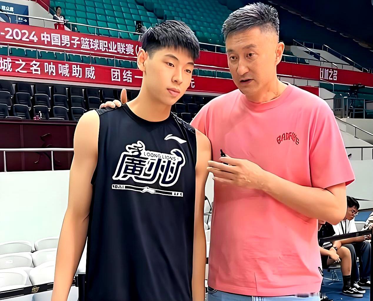 今天看到个细节，直接沉默。 东莞球迷爆料，广东队上午训练后不是直奔食堂...