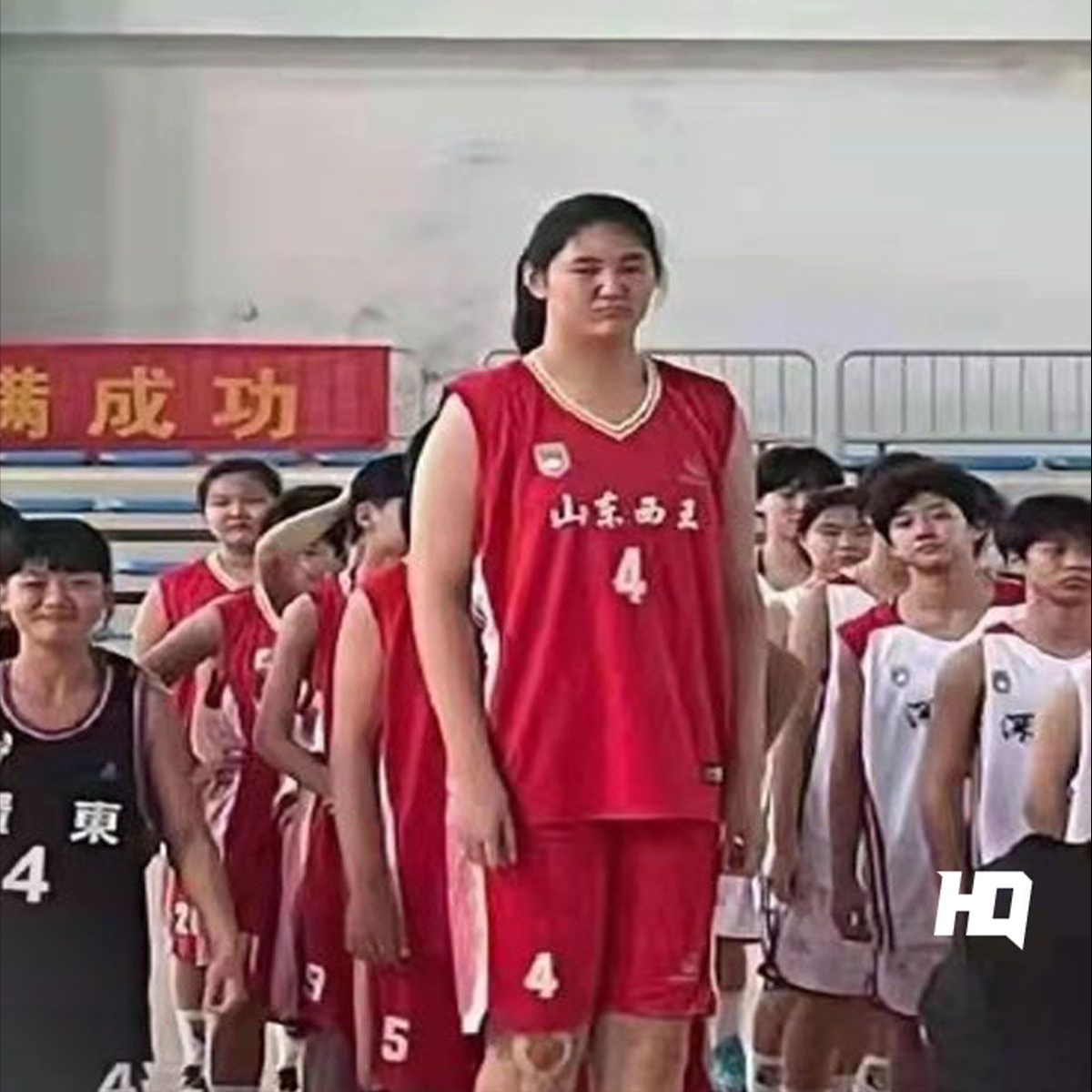 16岁身高已达2米27比姚明还高1厘米！但她却没办法扣篮！她就是女“姚...